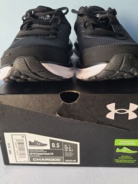 Under Armour Womans Black Charged Assert 10 Running Shoes - Size 9.5